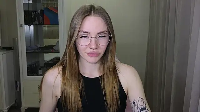 Snapshot of littlevildevil chatting on December 9, 3:00 pm littlevildevil online show from December 9, 3:00 pm