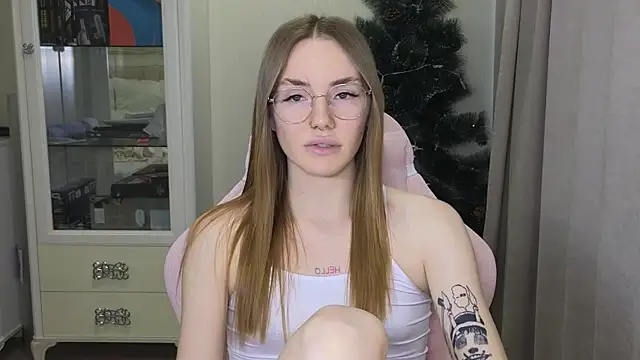 Snapshot of littlevildevil chatting on January 6, 11:51 am littlevildevil online show from January 6, 11:51 am