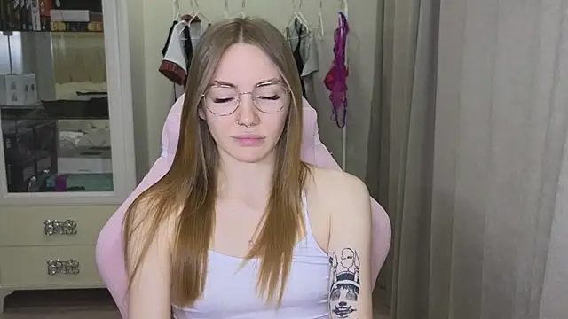 Snapshot of littlevildevil chatting on January 28, 11:17 am littlevildevil online show from January 28, 11:17 am