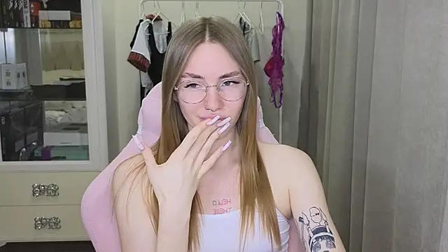 Snapshot of littlevildevil chatting on January 28, 2:21 pm littlevildevil online show from January 28, 2:21 pm