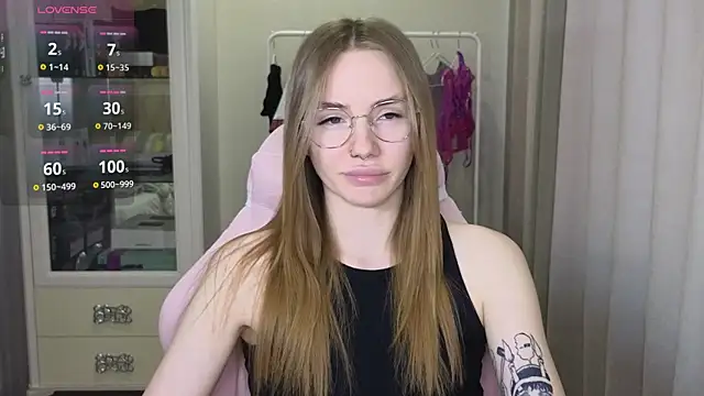 Snapshot of littlevildevil chatting on February 8, 8:42 am littlevildevil online show from February 8, 8:42 am