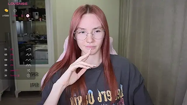 Snapshot of littlevildevil chatting on October 17, 10:40 am littlevildevil online show from October 17, 10:40 am