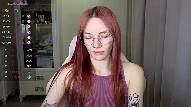 Snapshot of littlevildevil chatting on October 25, 10:34 am littlevildevil online show from October 25, 10:34 am