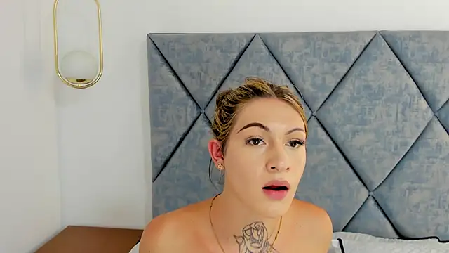 Snapshot of Lizz_Luna chatting on December 14, 9:35 pm Lizz Luna online show from December 14, 9:35 pm