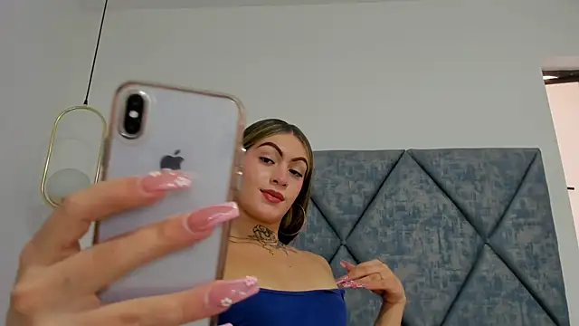 Snapshot of Lizz_Luna chatting on January 22, 1:53 pm Lizz Luna online show from January 22, 1:53 pm