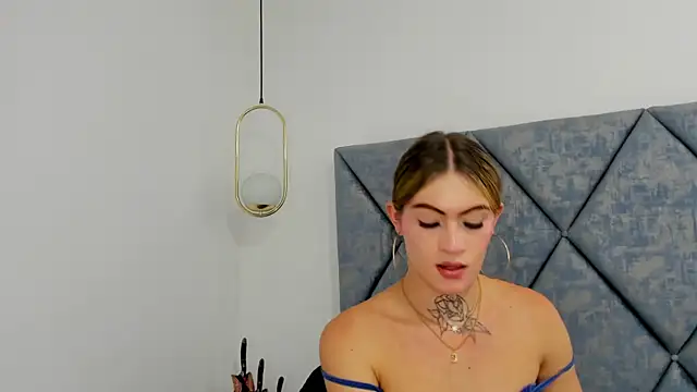 Snapshot of Lizz_Luna chatting on January 22, 4:55 pm Lizz Luna online show from January 22, 4:55 pm