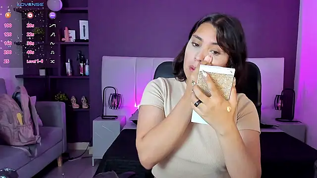 VickyBuunny online show from December 10, 2:06 pm