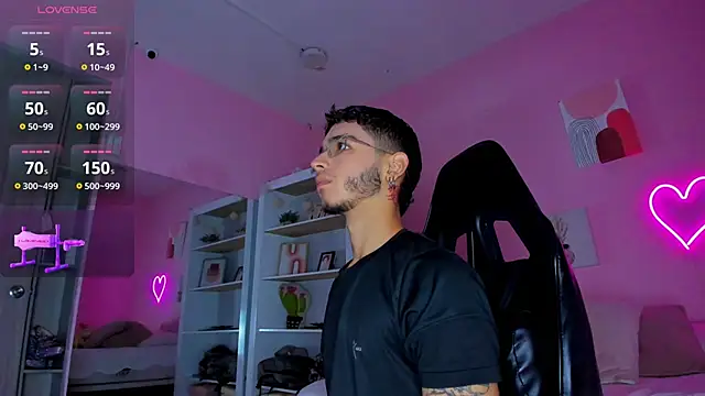 Ian Castillo  online show from March 18, 11:19 am