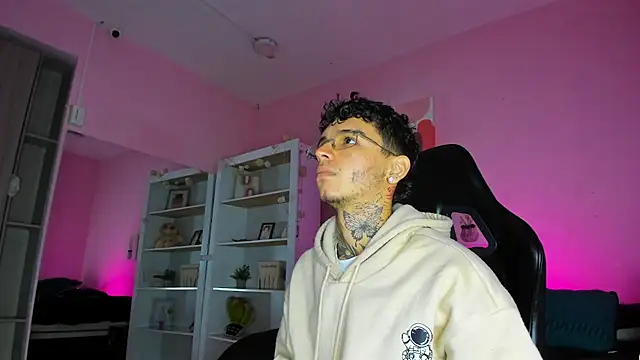 Ian Castillo  online show from November 22, 11:20 am