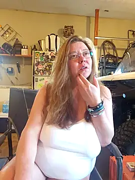 Snapshot of MsShelby40 chatting on March 21, 10:57 pm MsShelby40 online show from March 21, 10:57 pm