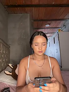 Snapshot of MollySanders___ chatting on February 12, 6:25 pm MollySanders online show from February 12, 6:25 pm