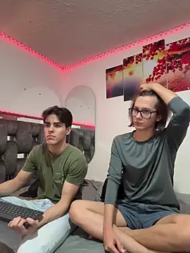 Snapshot of Alex_and_Fabian chatting on March 1, 4:58 am Alex and Fabian online show from March 1, 4:58 am