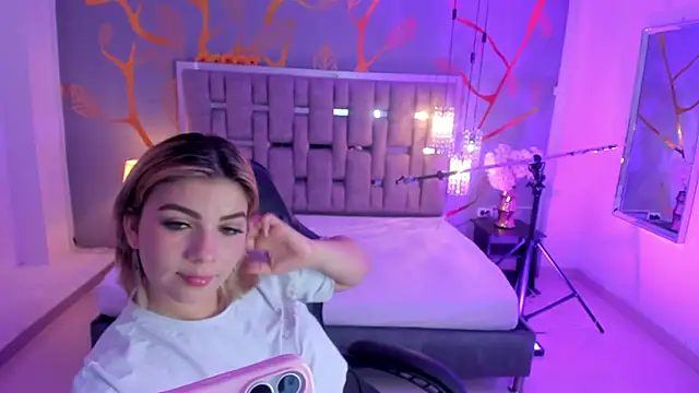 Snapshot of AlessiaDouce chatting on November 8, 4:01 am AlessiaDouce online show from November 8, 4:01 am