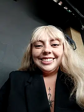 madelaine- online show from March 19, 9:05 pm