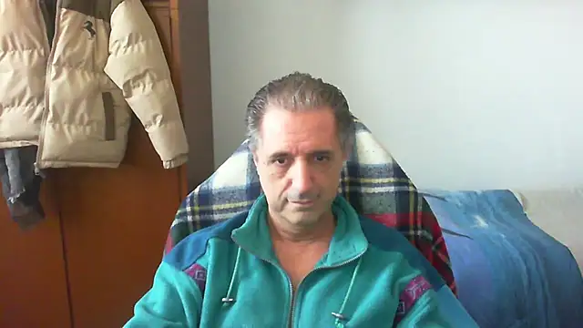 Snapshot of lliuk70mi chatting on April 6, 12:39 pm lliuk70mi online show from April 6, 12:39 pm