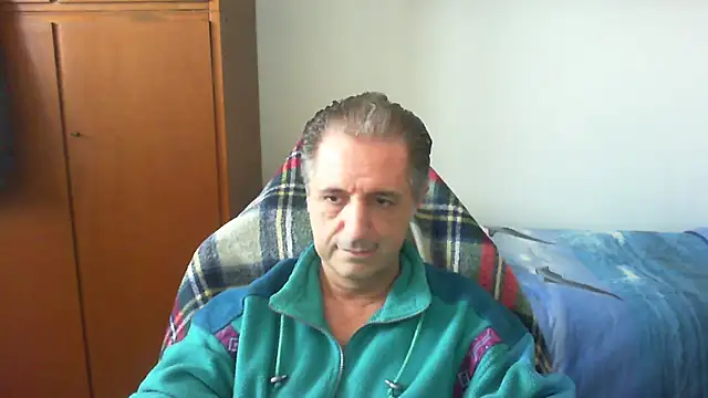 Snapshot of lliuk70mi chatting on April 9, 12:43 pm lliuk70mi online show from April 9, 12:43 pm