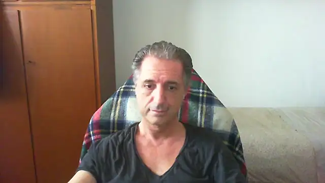 Snapshot of lliuk70mi chatting on April 10, 12:43 pm lliuk70mi online show from April 10, 12:43 pm