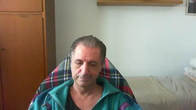 Snapshot of lliuk70mi chatting on April 11, 12:42 pm lliuk70mi online show from April 11, 12:42 pm