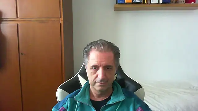 Snapshot of lliuk70mi chatting on April 18, 1:37 pm lliuk70mi online show from April 18, 1:37 pm