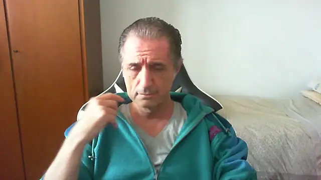 Snapshot of lliuk70mi chatting on April 29, 1:04 pm lliuk70mi online show from April 29, 1:04 pm
