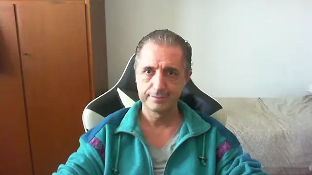 Snapshot of lliuk70mi chatting on May 1, 12:54 pm lliuk70mi online show from May 1, 12:54 pm