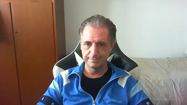 Snapshot of lliuk70mi chatting on May 2, 12:10 pm lliuk70mi online show from May 2, 12:10 pm