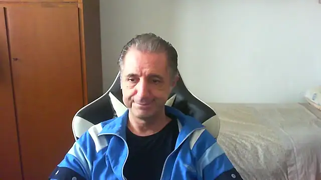 Snapshot of lliuk70mi chatting on May 3, 1:06 pm lliuk70mi online show from May 3, 1:06 pm