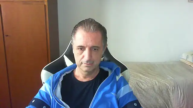 Snapshot of lliuk70mi chatting on May 5, 12:24 pm lliuk70mi online show from May 5, 12:24 pm