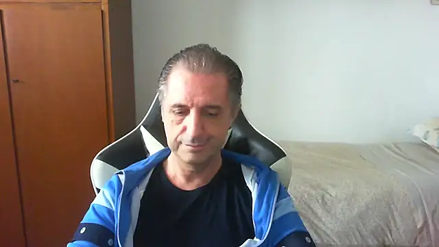Snapshot of lliuk70mi chatting on May 6, 12:54 pm lliuk70mi online show from May 6, 12:54 pm