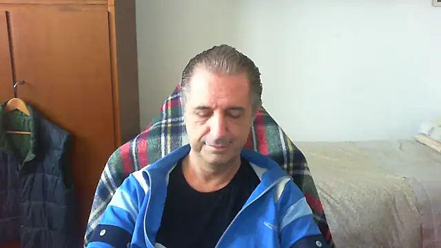 Snapshot of lliuk70mi chatting on May 7, 1:27 pm lliuk70mi online show from May 7, 1:27 pm