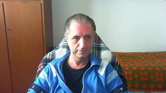 Snapshot of lliuk70mi chatting on May 10, 12:43 pm lliuk70mi online show from May 10, 12:43 pm