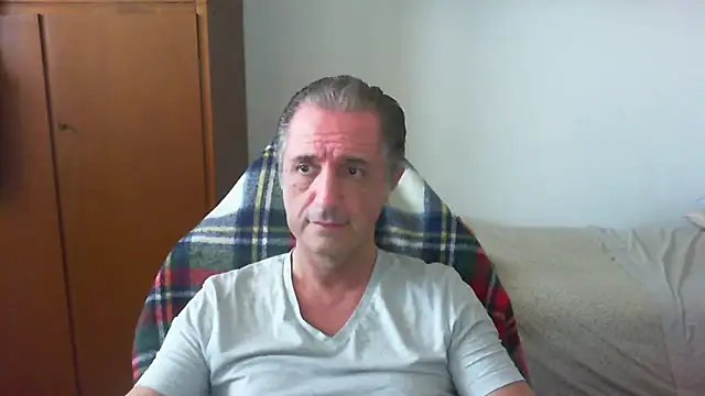 Snapshot of lliuk70mi chatting on May 12, 12:35 pm lliuk70mi online show from May 12, 12:35 pm