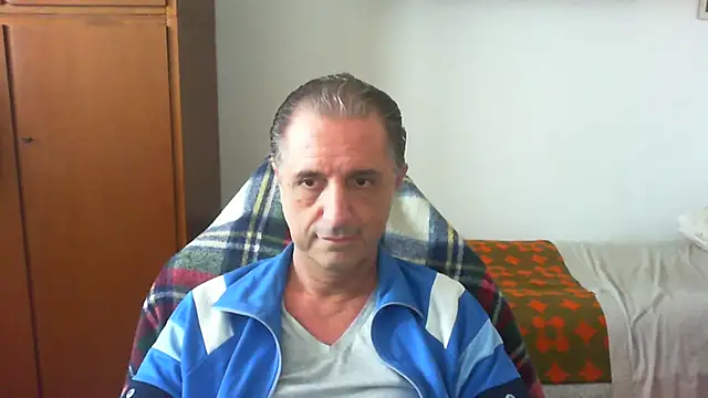 Snapshot of lliuk70mi chatting on May 17, 12:23 pm lliuk70mi online show from May 17, 12:23 pm