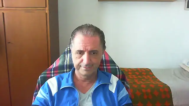 Snapshot of lliuk70mi chatting on May 18, 12:00 pm lliuk70mi online show from May 18, 12:00 pm