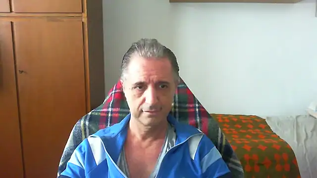 Snapshot of lliuk70mi chatting on May 19, 1:28 pm lliuk70mi online show from May 19, 1:28 pm