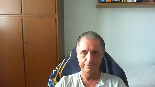 Snapshot of lliuk70mi chatting on June 2, 11:34 am lliuk70mi online show from June 2, 11:34 am