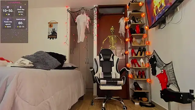 Snapshot of SophieBaker__ chatting on October 3, 3:14 am SophieBaker online show from October 3, 3:14 am