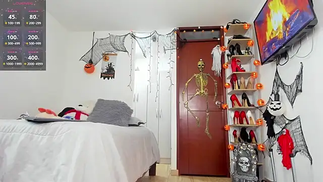 Snapshot of SophieBaker__ chatting on October 8, 1:47 am SophieBaker online show from October 8, 1:47 am