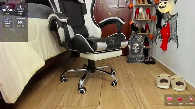 Snapshot of SophieBaker__ chatting on October 13, 12:32 am SophieBaker online show from October 13, 12:32 am