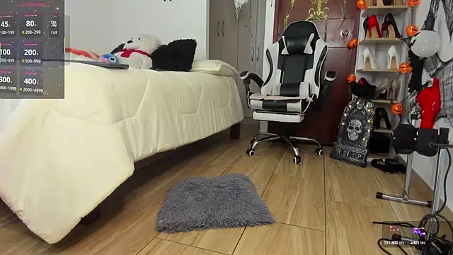 Snapshot of SophieBaker__ chatting on October 17, 2:04 am SophieBaker online show from October 17, 2:04 am