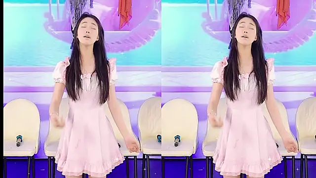 Snapshot of YIYI_XIXI_18 chatting on February 13, 7:24 am YIYI XIXI 18 online show from February 13, 7:24 am