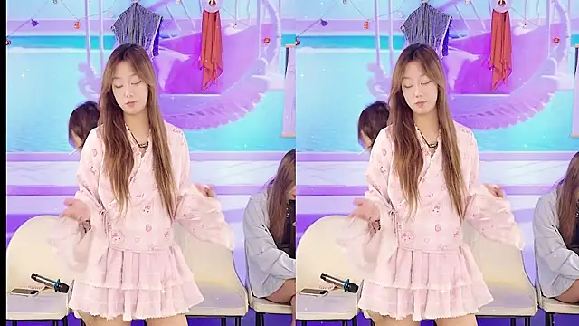 Snapshot of YIYI_XIXI_18 chatting on February 19, 10:34 am YIYI XIXI 18 online show from February 19, 10:34 am