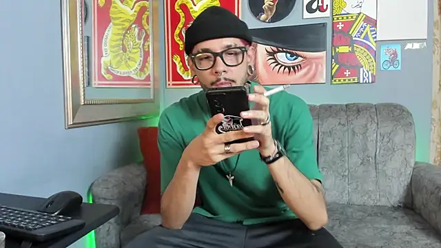 Snapshot of MurdockH chatting on October 14, 4:24 am MurdockH online show from October 14, 4:24 am