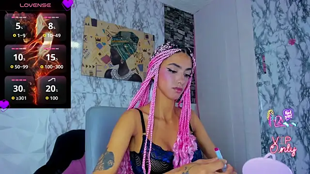 Snapshot of Queen_Cuarxxo chatting on April 8, 11:59 pm Queen Cuarxxo online show from April 8, 11:59 pm
