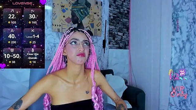 Snapshot of Queen_Cuarxxo chatting on April 11, 12:26 am Queen Cuarxxo online show from April 11, 12:26 am