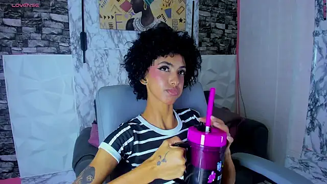 Snapshot of Queen_Cuarxxo chatting on May 27, 1:57 am Queen Cuarxxo online show from May 27, 1:57 am
