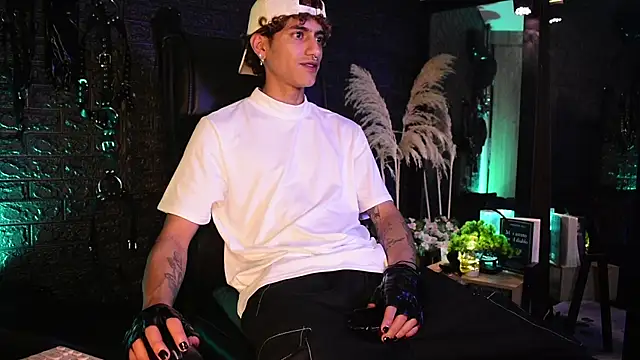 Snapshot of DemonKush-- chatting on October 29, 8:54 pm DemonKush-- online show from October 29, 8:54 pm