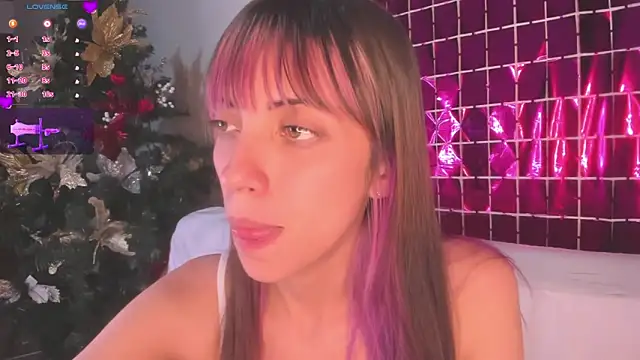 Snapshot of MiaGoth_ chatting on December 18, 2:39 am MiaGoth online show from December 18, 2:39 am