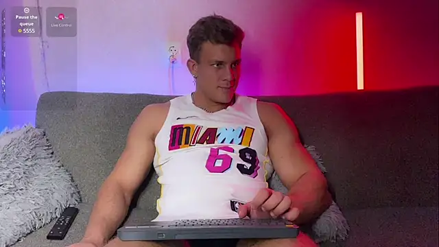 Snapshot of Adam_misti chatting on February 3, 7:52 pm Adam misti online show from February 3, 7:52 pm