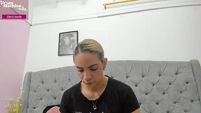 Snapshot of Valesskahall chatting on October 8, 12:03 pm Valesskahall online show from October 8, 12:03 pm